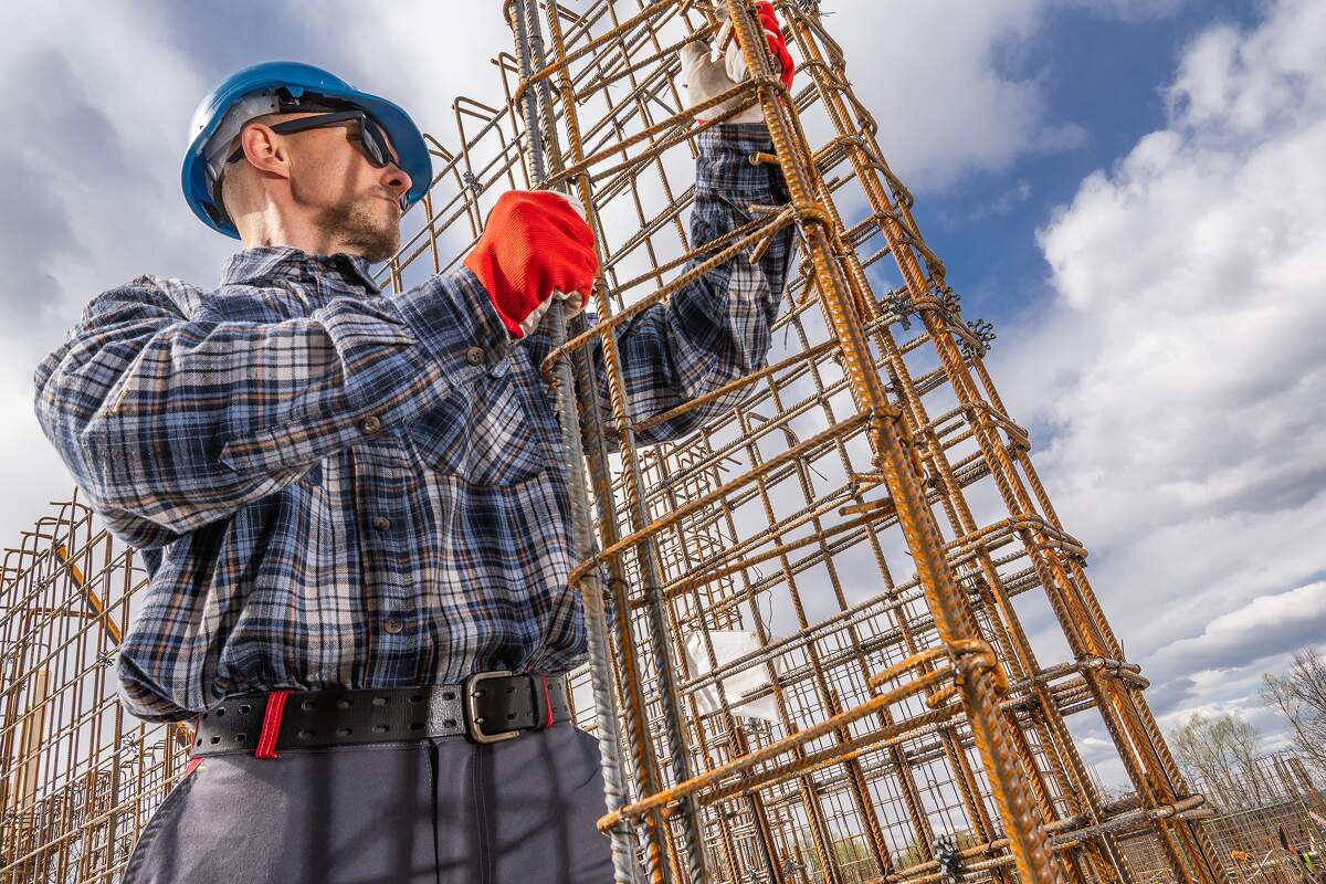 construction worker assembling steel framework on A9TDC6E