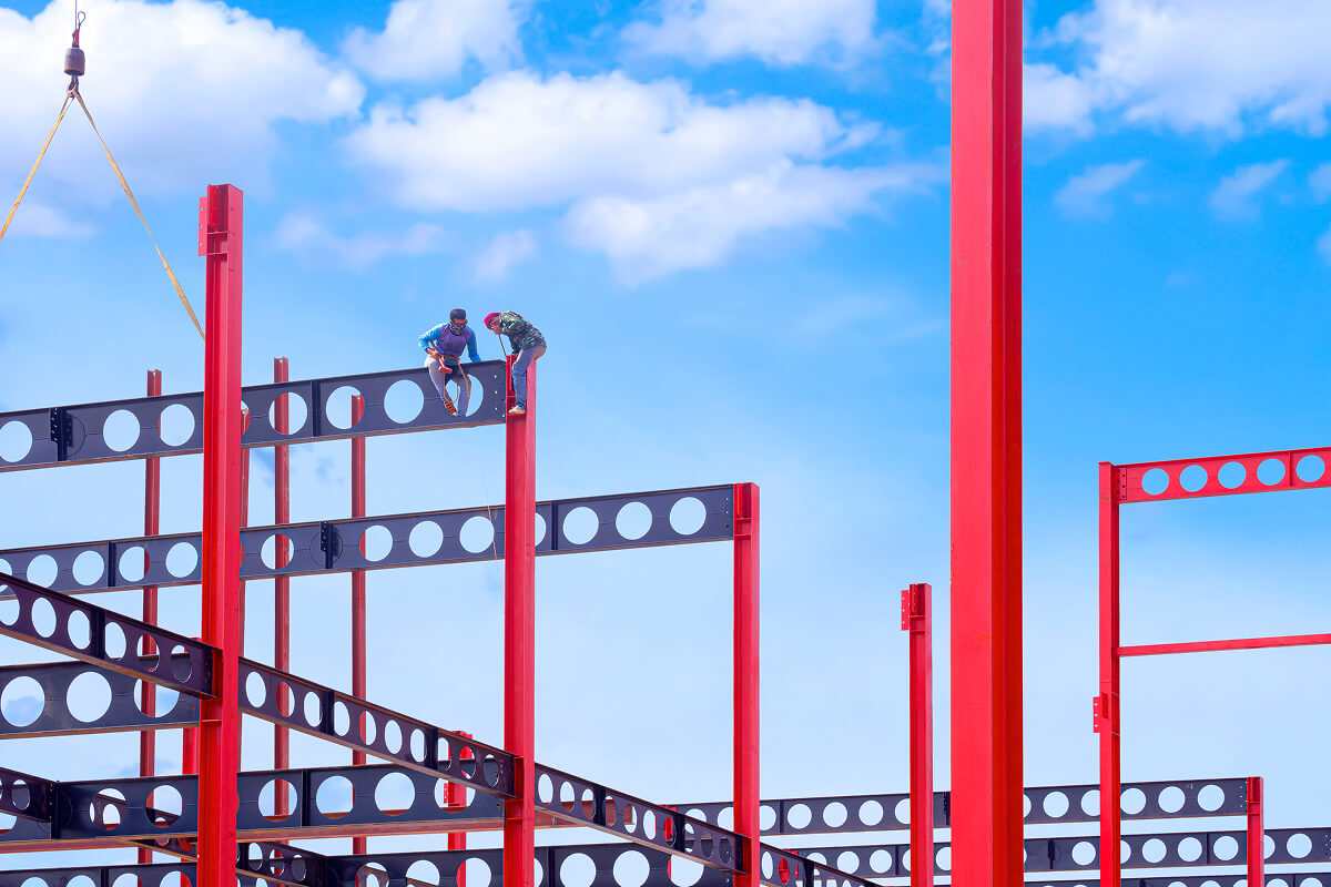 construction workers installing castellated beam o EPVEJC2