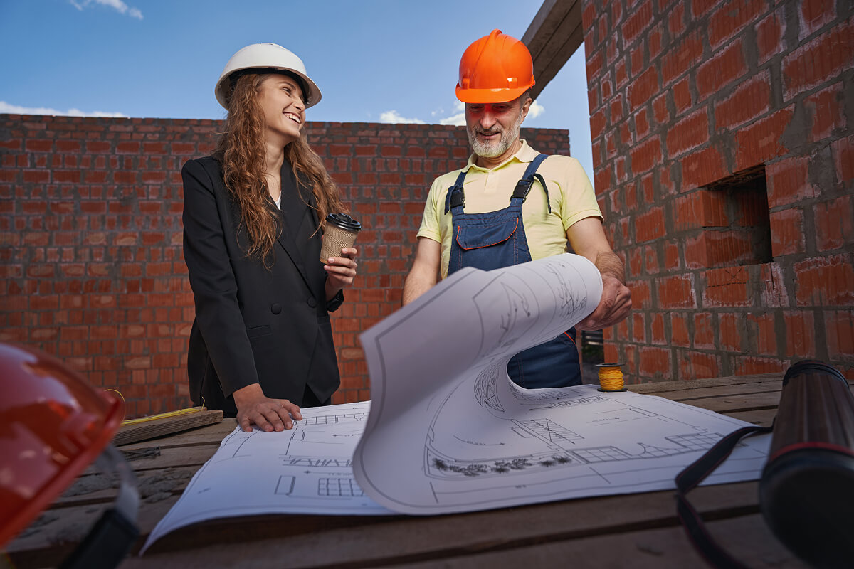 joyful woman smiling at worker during bluepring ex T4TTN6D