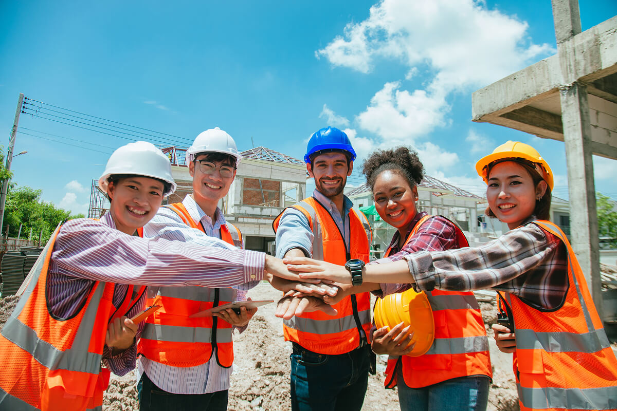 teams-of-a-group-of-professional-engineers-shake-h-4CUGMNN.jpg