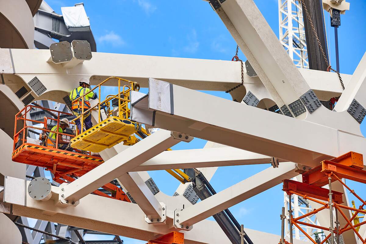 Layanan 10 workers on a construction site engineering and arc P5QYPAC